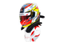 HELMET & HANS DISPLAY STAND MINI RACING DRIVER character figure